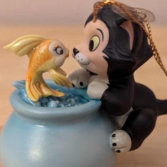 WDCC Figaro and Cleo ornament "Purrfect Kiss" from Pinocchio new in Box with COA - Picture 2 of 12